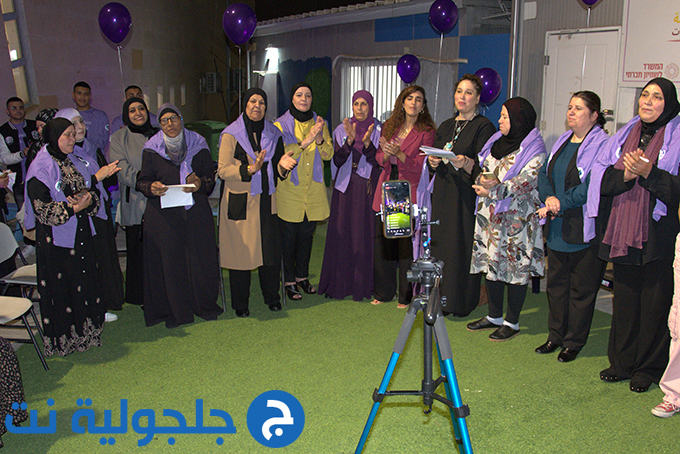 اضاءة المركز الجماهيري في جلجولية باللون البنفسجي بمناسبة اليوم العالمي لذوي الاحتياجات الخاصة